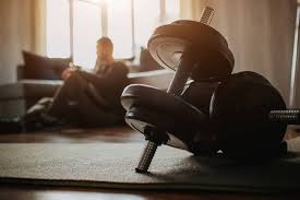 详解职业棒球球员的定制化球棒从重心分布到木材密度的追求